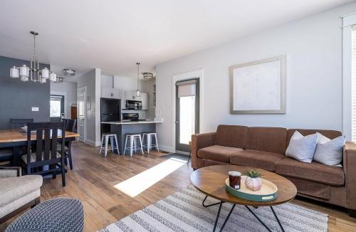 The Blue Mountains House | Three Suns Across Blue Mtn Hot Tub & Shuttle