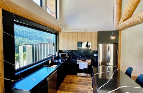 Hemlock Valley Cabin | Timberwolf B Cabin at Sasquatch Mountain *HOT TUB* GAMES ROOM*