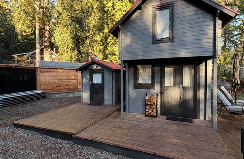 Roberts Creek Cabin | Tiny Home Glamping with Wood Burning Fireplace and Sauna in Roberts Creek