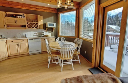 Sunburst Estates Ski Chalet | Tod Mtn Ski-In Amazing View Full Kitchen Cozy Fireplace Parking HotTub