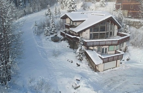 Sunburst Estates Ski Chalet | Tod Mtn Ski-In Amazing View Full Kitchen Cozy Fireplace Parking HotTub
