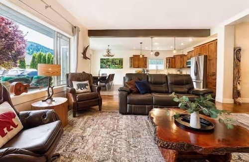 Revelstoke House | Top 1% - Barrel Sauna, HotTub, 2 Zero Gravity Massage Chairs, Gong, Arcade &more