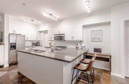 South Pandosy Apartment | Top Corner Penthouse at the sought after Playa Del Sol Resort Steps from the Beach. Amenity and Dining rich.