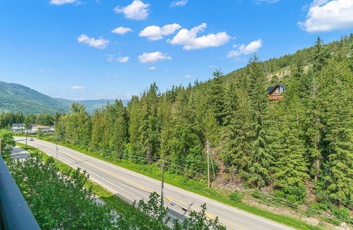 Sicamous Condo | Top Floor Penthouse with Pool, gym and Boat Slip