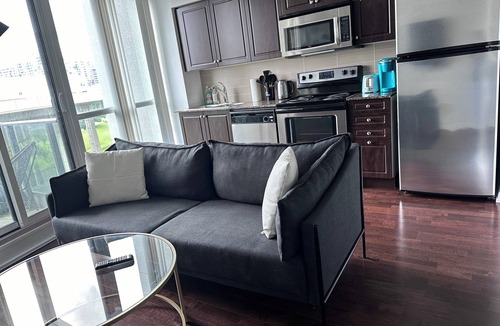 Fort York Condo | Toronto closer Budwiser walk Scotiabank arena 6mins with uber , Rogers Centre .