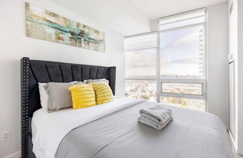 Fort York Condo | Toronto closer Budwiser walk Scotiabank arena 6mins with uber , Rogers Centre .