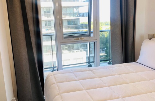 Humber Bay Condo | Toronto Lakeview 2.5 bedroom condo only 12 minutes from the airport
