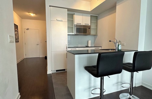 Central Waterfront Apartment | Toronto’s most centrally located downtown! Walking distance to CN Tower