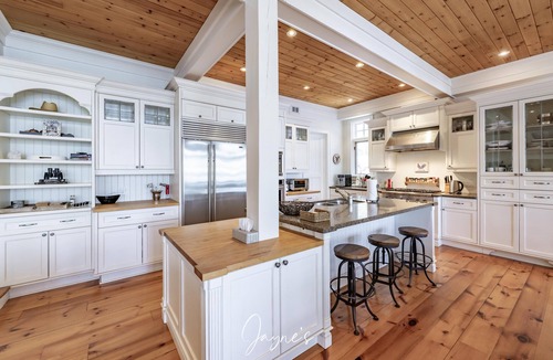 Muskoka Lakes Cottage | Traditional 6 bed 5 bath cottage on Lake Joseph with boathouse & pickleball!