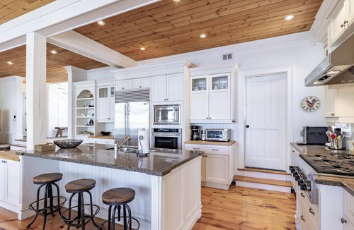 Muskoka Lakes Cottage | Traditional 6 bed 5 bath cottage on Lake Joseph with boathouse & pickleball!