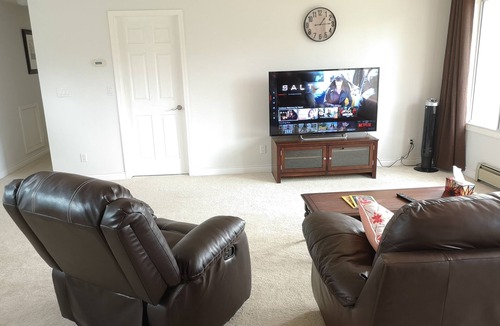 Southeast Kelowna House | Tranquil Retreat 2-Bedroom Suite on 2nd Floor