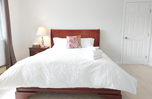 Southeast Kelowna Bed & Breakfast | Tranquil Retreat Spacious 2-Bedroom Suite on the 2nd Floor
