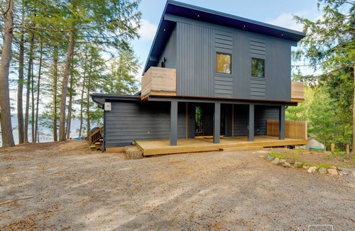 Minett House | Tranquilo: Peaceful 3-Bedroom Waterfront Cottage on Lake Roseau