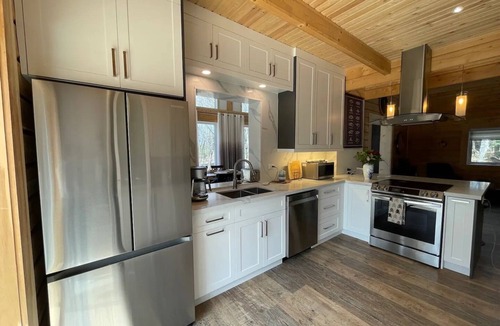 Rosseau Cottage | Treetop Log Cottage with Outdoor Sauna and Hot Tub