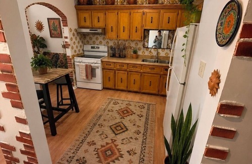 Beaconsfield Village Apartment | Trendy Apartement On Ossington Avenue