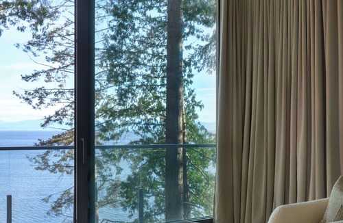 Halfmoon Bay Bed & Breakfast | Tsuga Beach Inn - Waterfront Retreat - NEW - Mahonia Room