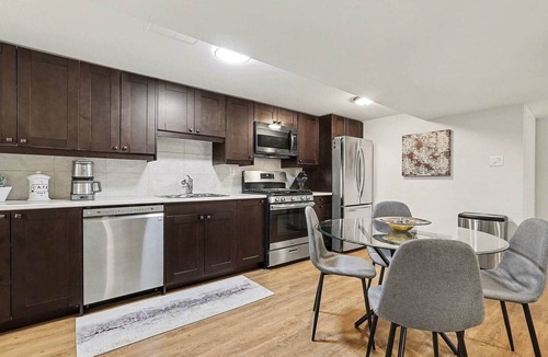 Ottawa Division Apartment | Turnkey 2BR Apt Near QCH With Yard And Carport