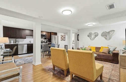 Ottawa Division Apartment | Turnkey 2BR Apt Near QCH With Yard And Carport