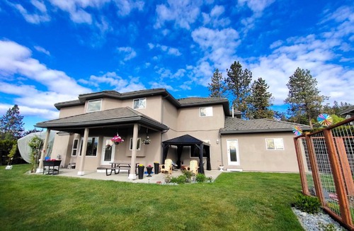 West Kelowna Estates House | Two Bedroom Suite with Private Bathroom and Shared Lounge