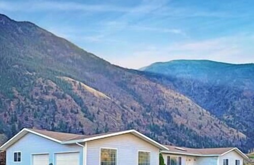 Okanagan-Similkameen House | Two Homes seperated by large courtyard Ideal for multi-family or large groups