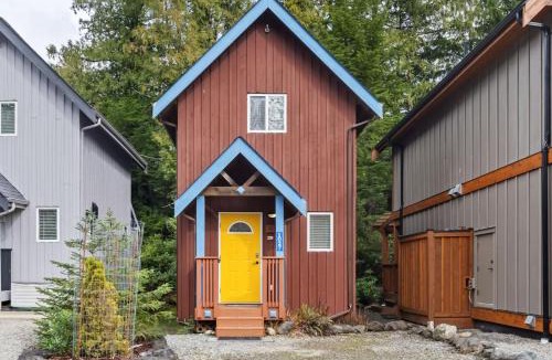 Ucluelet House | Tyee Retreat Cozy Lofted 1 Bedroom Cabin