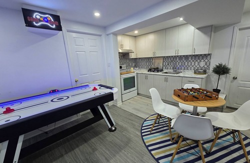 Brampton House | Ultimate Retreat: 98" Cinema + Arcade Game Room + BBQ + Airport