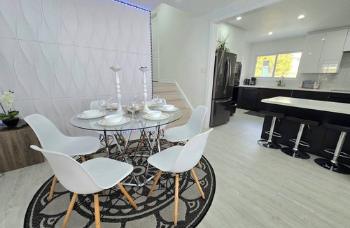 Brampton House | Ultimate Retreat: 98" Cinema + Arcade Game Room + BBQ + Airport