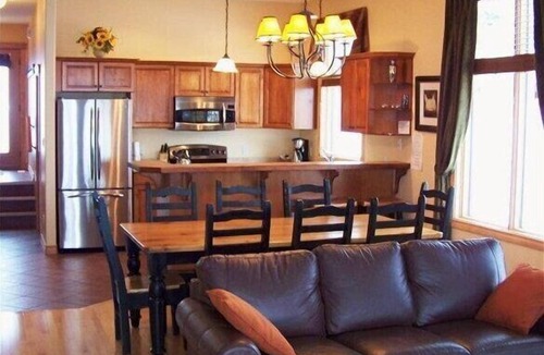 East Kootenay House | Ultimate Slope-Side Stay Ski-In/Out Stunning Mountain Views Hot Tub