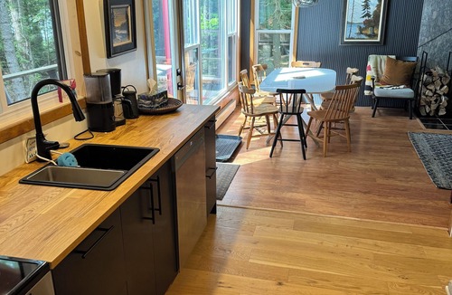 Lake of Bays Cottage | Unique cozy lodge with direct access to the lake, great for family or friends
