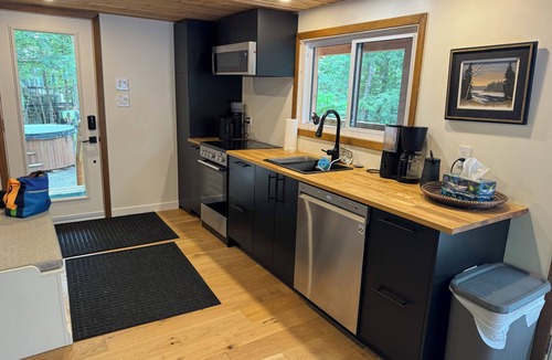 Lake of Bays Cottage | Unique cozy lodge with direct access to the lake, great for family or friends