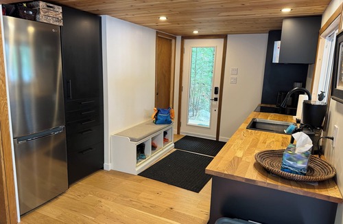 Lake of Bays Cottage | Unique cozy lodge with direct access to the lake, great for family or friends