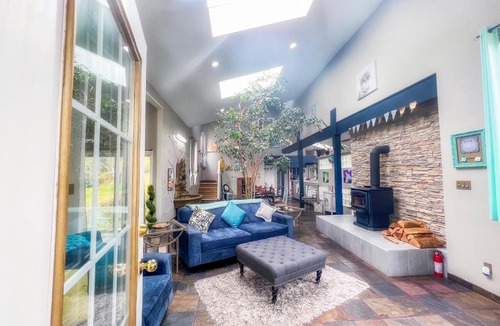 Juan de Fuca Electoral Area Villa | Unique Dream Villa on the Island with Hot Tub, Pool & Pond
