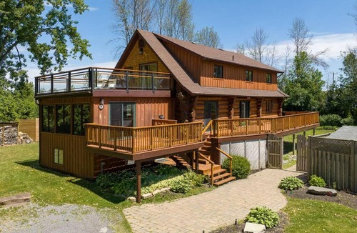 Brighton House | Unique Log House by the Lake, Retreat with Spa Amenities near Presque'ile Provincial Park
