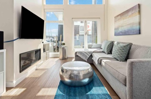 Lower Lonsdale Boat Rental | Unique & Peerless Floating Home