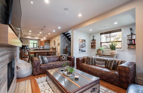 Whistler Condo | Unique | Pets | Private hot tub | BBQ | Garage