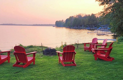 Fenelon Falls House | Unwind by the Water: Stylish Lakehouse Retreat in Kawartha Lakes