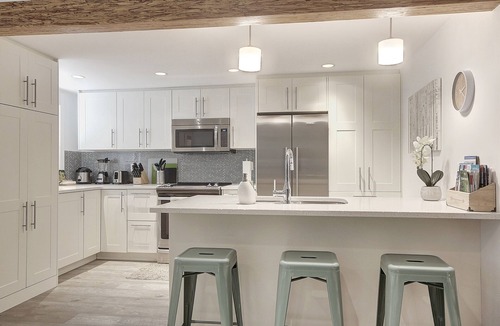 Grandview-Woodland House | Upscale Comfort on The Drive with AC (Family-Friendly & Business Travel Ready)