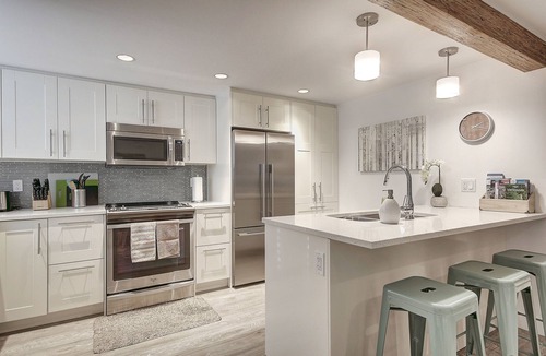 Grandview-Woodland House | Upscale Comfort on The Drive with AC (Family-Friendly & Business Travel Ready)