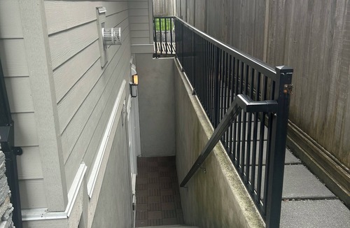 Central Lonsdale House | Urban /City Mountain Escape 🎿 🚵 - 2 Bedrooms (Your home away from home)