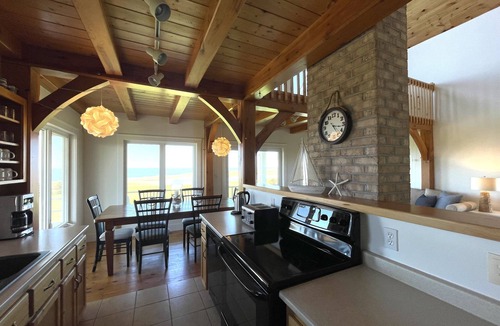 Park Corner House | Vacation Home With Panoramic Ocean Views, Only a 3 Minute Drive From Beach