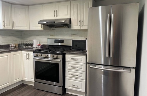 Etobicoke House | Vacation house Entire floor/subway/kids yard