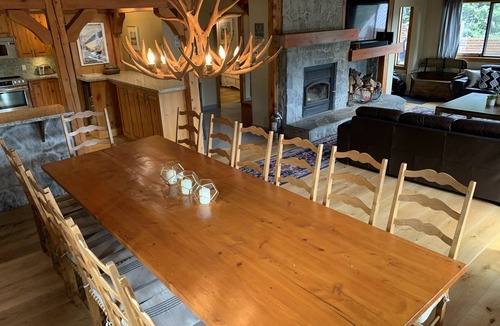 Whistler Bed & Breakfast | ✨ Valhalla Ski Chalet | Sleeps 14 | Private Hot Tub | Steps to Whistler Village