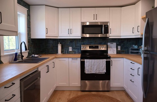Victoria Apartment | Valley Pearl Suite | 2 BDRM sleeps 6, full kitchen