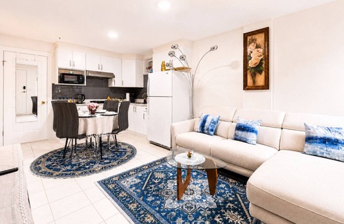 Sunset Apartment | Vancouver Nest | Cozy 2BR Retreat + Bonus Room Sleeps 6 Free Parking