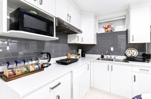 Sunset Apartment | Vancouver Nest | Cozy 2BR Retreat + Bonus Room Sleeps 6 Free Parking