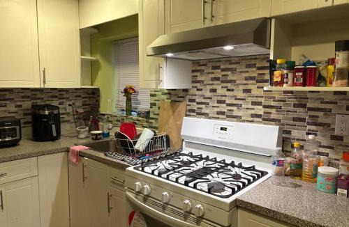 Sunset House | Vancouver South Guesthouse - BC Place 15 Min, Airport 9 Min, Free Parking