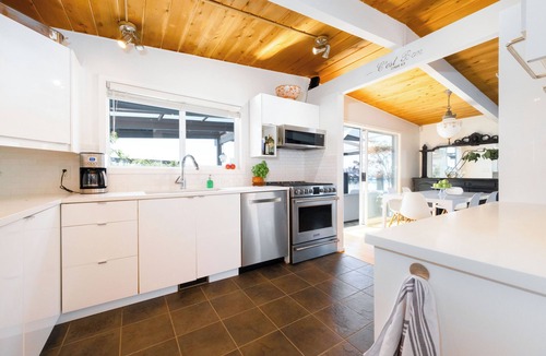 Lower Lonsdale Boat Rental | Vancouvers Largest Float Home | Ocean & City Views
