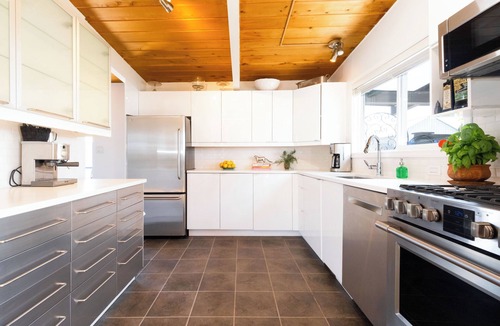 Lower Lonsdale Boat Rental | Vancouvers Largest Float Home Ocean & City Views