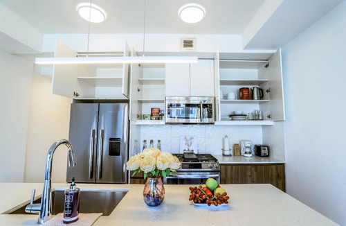 Sunnyside Apartment | Vibrant & Modern Loft-style Walkout Near LRT