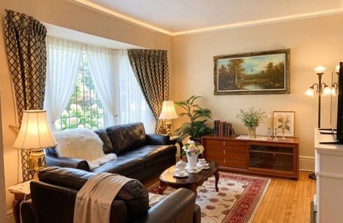 Niagara Falls Bed & Breakfast | Victoria Room with en-suit Bathroom 15 Mins Walk to Falls